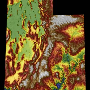 Könnte beinhalten: Eine farbenfrohe topografische Karte von Utah, die eine Reihe von Farbtönen von Grün und Gelb bis hin zu Rot und Lila zeigt. Die Karte hebt das abwechslungsreiche Gelände des Staates mit detaillierten Konturen hervor. Der Hintergrund ist schwarz.