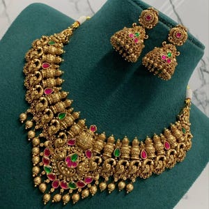 Antike Tempel Halskette mit Kemp Steinen | Vergoldete Braut Haram & Jhumka Ohrringe | Südindische Hochzeit Schmuck Set
