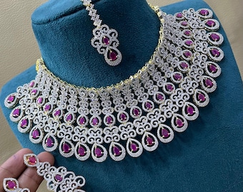 Conjunto de gargantilla nupcial de lujo con circonitas cúbicas color rosa rubí, joyería nupcial de diamantes americanos, collar nupcial indio con pendientes y maang tikka.
