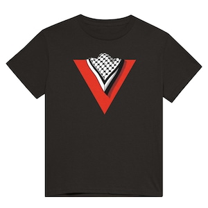 Può includere: Maglietta nera con un triangolo rosso e un design a sciarpa a motivi bianco e nero.