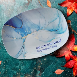 Benutzerdefinierte Shabbat-Servierplatte benutzerdefinierte hebräische Challah-Platte Lichvod Shabbat benutzerdefinierte Chuppah-Geschenk Blaue Alkoholtintenkunst Personalisiertes jüdisches Geschenk