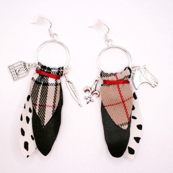 CATWALK STORIE Tartan Dots Black Horse Birdcage Feather Charm Fabric Boucles d’oreilles Bijoux faits à la main Charmes | 925 Crochets d’oreille en argent | Fabriqué au Royaume-Uni