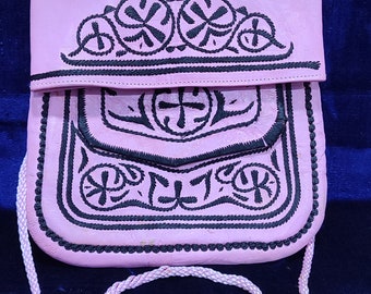 Bolsa transversal vintage de couro berbere: bolsa tribal marroquina feita à mão