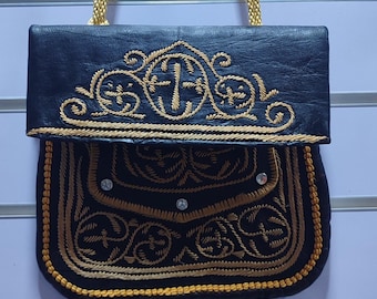 Bolsa transversal vintage berbere em couro preto, bolsa tribal marroquina feita à mão.
