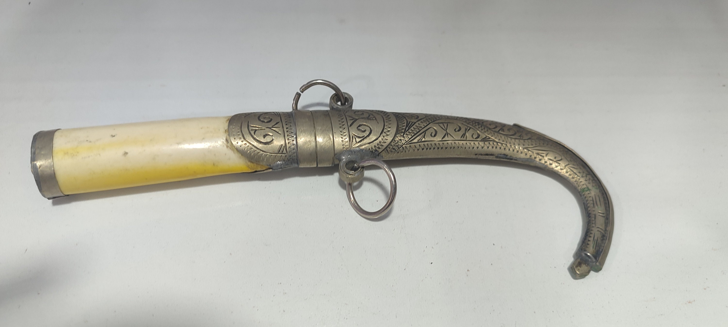 セール中‼️【新品／未使用】キリムモロッコベルベルプフ ヴィンテージの刻まれたベルベル人のコウミャ短剣: モロッコのイスラム
