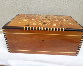 Handmade Thuya Wood Jewelry Box with Lock: Moroccan Keepsake