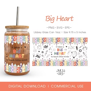 Könnte beinhalten: Eine Libbey-Glasdose mit Holzdeckel und Edelstahlstrohhalm. Die Dose zeigt ein farbenfrohes Bleistiftdesign und den Text "it takes a BIG HEART to teach little minds." Die Dose ist 24,77 x 12,7 cm groß.