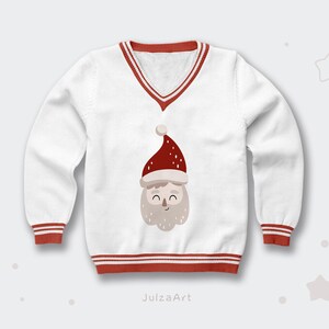 Puede incluir: Jersey blanco con cuello y pu&ntilde;os de rayas rojas y blancas. El jersey presenta una cara de Pap&aacute; Noel de dibujos animados con un gorro rojo y una barba blanca.