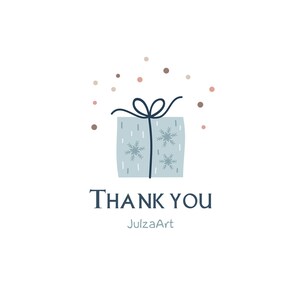Pu&ograve; includere: Una scatola regalo blu con un nastro bianco e fiocchi di neve. La scatola &egrave; circondata da piccoli punti marroni e rosa. Il testo "THANK YOU" e "JulzaArt" &egrave; sotto la scatola.
