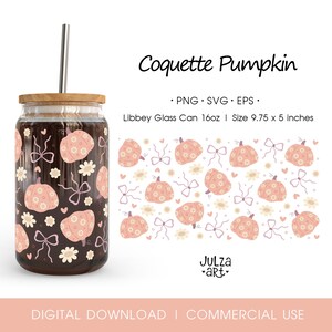 Op de afbeelding: Een helder glazen Libbey-blik met een houten deksel en een zilveren rietje. De beker is versierd met een patroon van roze pompoenen, strikken en bloemen. De tekst "Coquette Pumpkin" wordt boven de beker weergegeven, met de woorden "PNG SVG EPS" eronder.