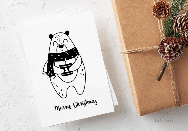 K&ouml;nnte beinhalten: Schwarz-wei&szlig;-Illustration eines B&auml;ren, der einen Schal tr&auml;gt und eine Tasse hei&szlig;e Schokolade h&auml;lt. Der Text "Frohe Weihnachten" steht unter dem B&auml;ren.