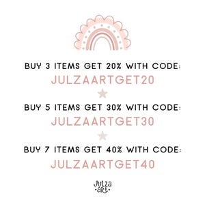 以下が含まれることがあります： ピンクと白の虹のグラフィックで、星と「BUY 3 ITEMS GET 20% WITH CODE: JULZAARTGET20 BUY 5 ITEMS GET 30% WITH CODE: JULZAARTGET30 BUY 7 ITEMS GET 40% WITH CODE: JULZAARTGET40 JuLza art」というテキストが書かれています