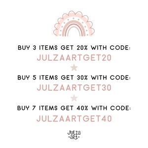 Op de afbeelding: Witte achtergrond met tekst en een decoratieve regenboogillustratie. De tekst luidt: Koop 3 items en krijg 20% met code JULZAARTGET20, Koop 5 items en krijg 30% met code JULZAARTGET30 en Koop 7 items en krijg 40% met code JULZAARTGET40.