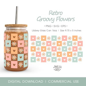 Op de afbeelding: Een helder Libbey-glas met een houten deksel en een metalen rietje. Het glas heeft een retro-ontwerp met een dambordpatroon van bloemen en harten in pastelkleuren. De tekst "Retro Groovy Flowers" wordt weergegeven.