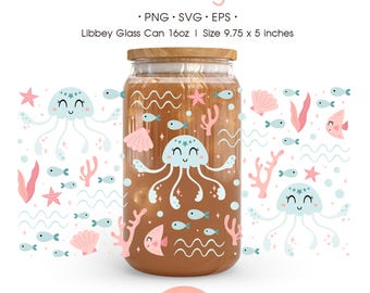 Pode incluir: Uma lata de vidro com tampa de madeira, cheia de um líquido castanho e decorada com um design de água-viva fofo. O design inclui águas-vivas, peixes, corais e conchas em tons de azul, rosa e branco. O texto "Cute Jellyfish" está no topo.