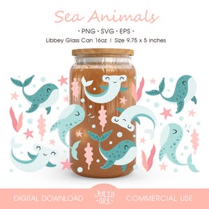 Op de afbeelding: Een glazen beker met een houten deksel, versierd met cartoon zeedieren, waaronder walvissen en hamerhaaien. Het ontwerp heeft lichtblauwe en roze elementen, met de tekst "Sea Animals". De beker is 24.77 x 12.7 cm.
