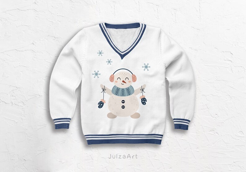 Pu&ograve; includere: Maglione bianco con collo e polsini a righe blu e bianche. Il maglione presenta un pupazzo di neve con una sciarpa blu, paraorecchie e guanti che tengono due guanti.