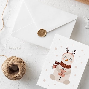 Pu&ograve; includere: Un biglietto bianco con una simpatica illustrazione di un pupazzo di neve che tiene un regalo. Il pupazzo di neve ha una sciarpa marrone, le corna e un viso rosa. Il biglietto ha uno sfondo bianco con puntini rosa e marroni.