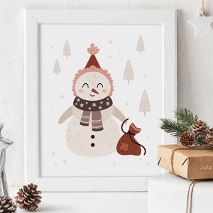 Pu&ograve; includere: Un'illustrazione digitale di un pupazzo di neve che indossa una sciarpa a righe marroni e bianche con stelle, un cappello rosa e tiene un sacco marrone. Lo sfondo &egrave; bianco con piccoli alberi marroni e punti bianchi.