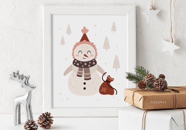 Pu&ograve; includere: Un'illustrazione digitale di un pupazzo di neve che indossa una sciarpa a righe marroni e bianche con stelle, un cappello rosa e tiene un sacco marrone. Lo sfondo &egrave; bianco con piccoli alberi marroni e punti bianchi.