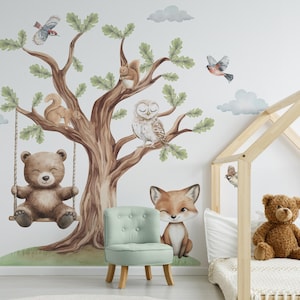 Könnte beinhalten: Ein Wandaufkleber-Set für Kinderzimmer mit einem braunen Bären auf einer Schaukel, einem Fuchs, einer Eule, Eichhörnchen und Vögeln. Die Aufkleber befinden sich an einer weißen Wand mit einem Holzbett im Hintergrund.