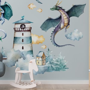 Könnte beinhalten: Eine Aquarell-Illustration eines blauen und violetten Drachen, eines Leuchtturms, eines kleinen Hauses und Wolken auf hellblauem Hintergrund. Die Illustration ist perfekt für ein Kinderzimmer oder eine Kindertagesstätte.