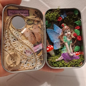 Diorama z blaszanej puszki Altoid w kształcie wróżki, życzenia w pudełku z wróżkami, miniaturowa grafika, diorama z zaczarowanym lasem, magiczne pudełko, specjalny prezent.