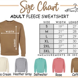 Peut inclure: Un tableau des tailles pour les sweat-shirts en polaire pour adultes. Le tableau indique les mesures en pouces pour les tailles S &agrave; 3XL. L'image affiche &eacute;galement un sweat-shirt marron avec des indicateurs de largeur et de longueur, et des exemples de couleurs.