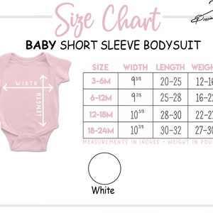 Op de afbeelding: Maattabel voor baby's met korte mouwen. De tabel toont maten van 3-6 maanden tot 18-24 maanden, met de bijbehorende breedte-, lengte- en gewichtsmaten in inches en ponden. De tabel bevat ook een roze romper met ge&euml;tiketteerde maten.
