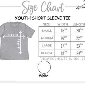 Op de afbeelding: Maattabel voor korte mouw T-shirts voor jeugd. De tabel toont maten van klein tot extra groot met bijbehorende breedte- en lengtemaat in inches.
