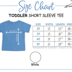 Op de afbeelding: Maattabel voor korte mouw T-shirts voor peuters. De tabel toont maten 2T tot 5T met de bijbehorende breedte, lengte en gewichtsmetingen in inches en ponden. De tabel staat op een witte achtergrond met een blauw peuter T-shirt in de linkerbovenhoek.