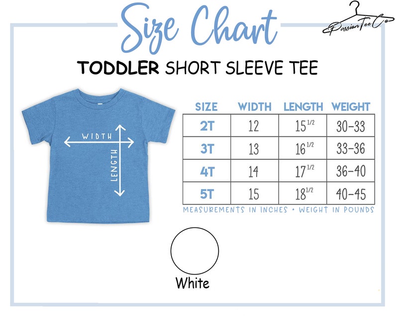Op de afbeelding: Maattabel voor korte mouw T-shirts voor peuters. De tabel toont maten 2T tot 5T met de bijbehorende breedte, lengte en gewichtsmetingen in inches en ponden. De tabel staat op een witte achtergrond met een blauw peuter T-shirt in de linkerbovenhoek.