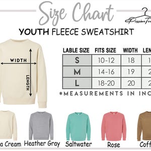 Peut inclure: Tableau des tailles pour les sweatshirts en polaire pour jeunes. Le tableau indique les mesures en pouces pour les tailles S, M et L. L'image affiche &eacute;galement un sweat-shirt cr&egrave;me avec des indicateurs de largeur et de longueur.