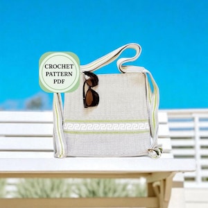 Puede incluir: Un bolso tote de crochet gris claro con un patrón geométrico verde y blanco. El bolso tiene correas largas y un par de gafas de sol colgando del lateral. El texto "CROCHET PATTERN PDF" está en un círculo verde.