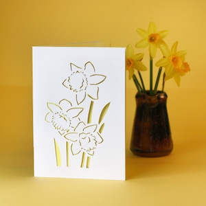 Biglietto di auguri con narcisi per Pasqua, primavera, festa della mamma // Biglietto di auguri con carta tagliata a forma di fiore // Biglietto originale fatto a mano con carta tagliata