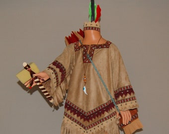 Das Indianer Kostüm, Das Indianer Partykostüm, Das Indianer Kostüm mit Stiefeln, gemusterter Pfeiltasche und Axt. Kinderkostüm. Halloween Kostüm