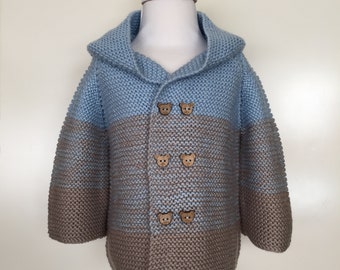 Cárdigan de bebé tejido a mano, azul-marrón lechoso, botones de oso, hilo acrílico.