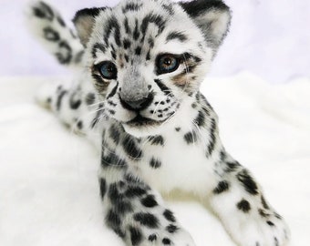 SNEEUW LEOPARD CUB knuffel, knuffel tijger, aangepaste knuffel, kat minnaar cadeau, wilde kat speelgoed, kat sculptuur, knuffeldier, sneeuwluipaard