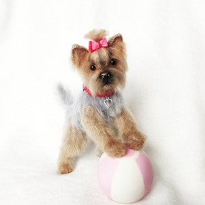 CÃO MINIATURA, Boneca York de malha, Cão tricotado à mão, Estatueta de cachorro York Terrier de feltro 3D, Presente para amantes de cães, Yorkshire Terrier, Cão personalizado