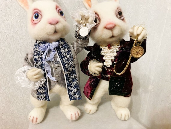 A猫 不思議の国のアリスイメージアートドール【ハンドメイド ぬいぐるみ 猫うさぎ 不思議の国のアリス』の白ウサギはニードルフェルトで作られた、唯一無