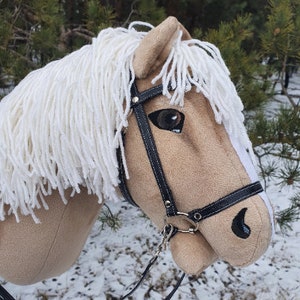 Stokpaard/paard A3 met hoofdstel en teugels/Paard aan een stok/Cheval/Hevonen/poni/Pferd/Koń hobbystyczny/Steckenpferd