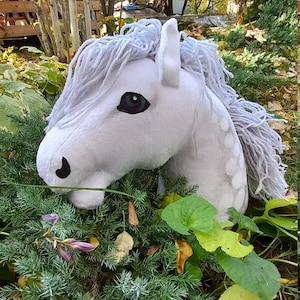 Hobbyhorse A4 without bridle/Horse/Horse on a stick/Käpphäst/Hevonen/White horse with blue eyes and gray mane/Steckenpferd/Koń hobbystyczny