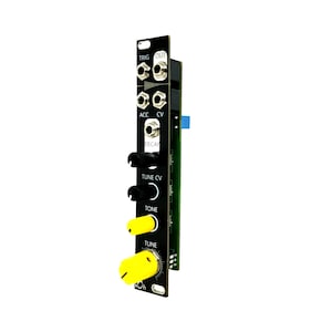 Op de afbeelding: Een zwart en groen elektronisch muziekmodule met knoppen en jacks. De module heeft labels voor "TRIG", "OUT", "ACC", "CV", "DECAY", "TUNE CV", "TONE", en "TUNE".