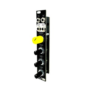 Op de afbeelding: Een zwarte audio-effectmodule met knoppen met de labels "Gain", "High", "Mid" en "Low". De module heeft twee ingangsjacks met het label "In" en twee uitgangsjacks met het label "Out".