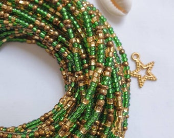 Perles vertes et dorées à la taille