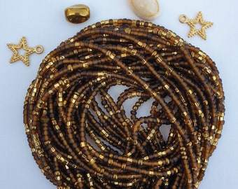 Perles de taille dans des tons chauds de brun et d'or fabriquées à la main au Ghana