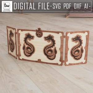 Peut inclure: Un plateau de jeu en bois à trois panneaux avec un motif de dragon. Le plateau est en bois clair avec des accents brun foncé. Chaque panneau présente un dragon noir avec une couronne sur la tête. Le plateau est parfait pour les jeux de société.