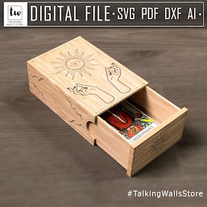 Può includere: Una scatola di legno color chiaro con un cassetto scorrevole, con disegni celesti e di mani incisi. La scatola contiene una carta dei tarocchi con la parola "HIEROPHANT". La parte superiore della scatola ha il testo "DIGITAL FILE SVG PDF DXF AI". L'hashtag "TalkingWallsStore" è in basso.