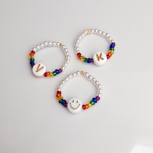 LGBTQIA+ Perlenring | Personalisierbar | Buchstabe Smiley Weiß Bunt CSD Queer Regenbogen Geschenk Pride