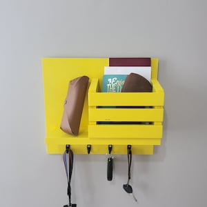 Gancho para llaves amarillo con estante